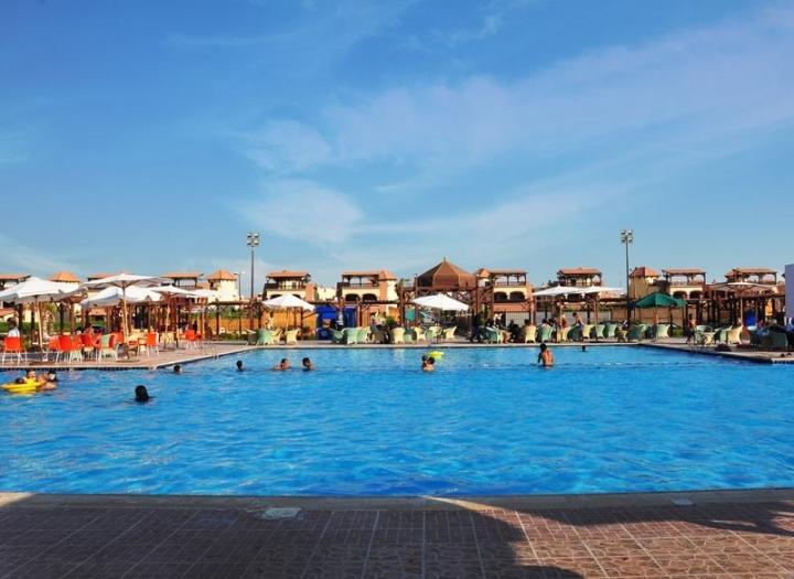 عيش أجواء الرفاهية في قرية رويال بيتش الساحل الشمالى